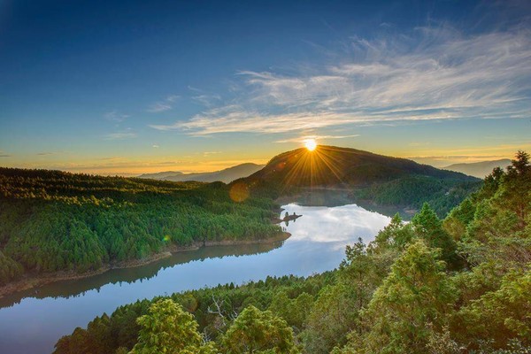 ▲▼太平山翠峰湖冬季限定美景登場，滿水位時，湖面彷彿一面明鏡美極了。（圖／羅東林管處提供，下同）