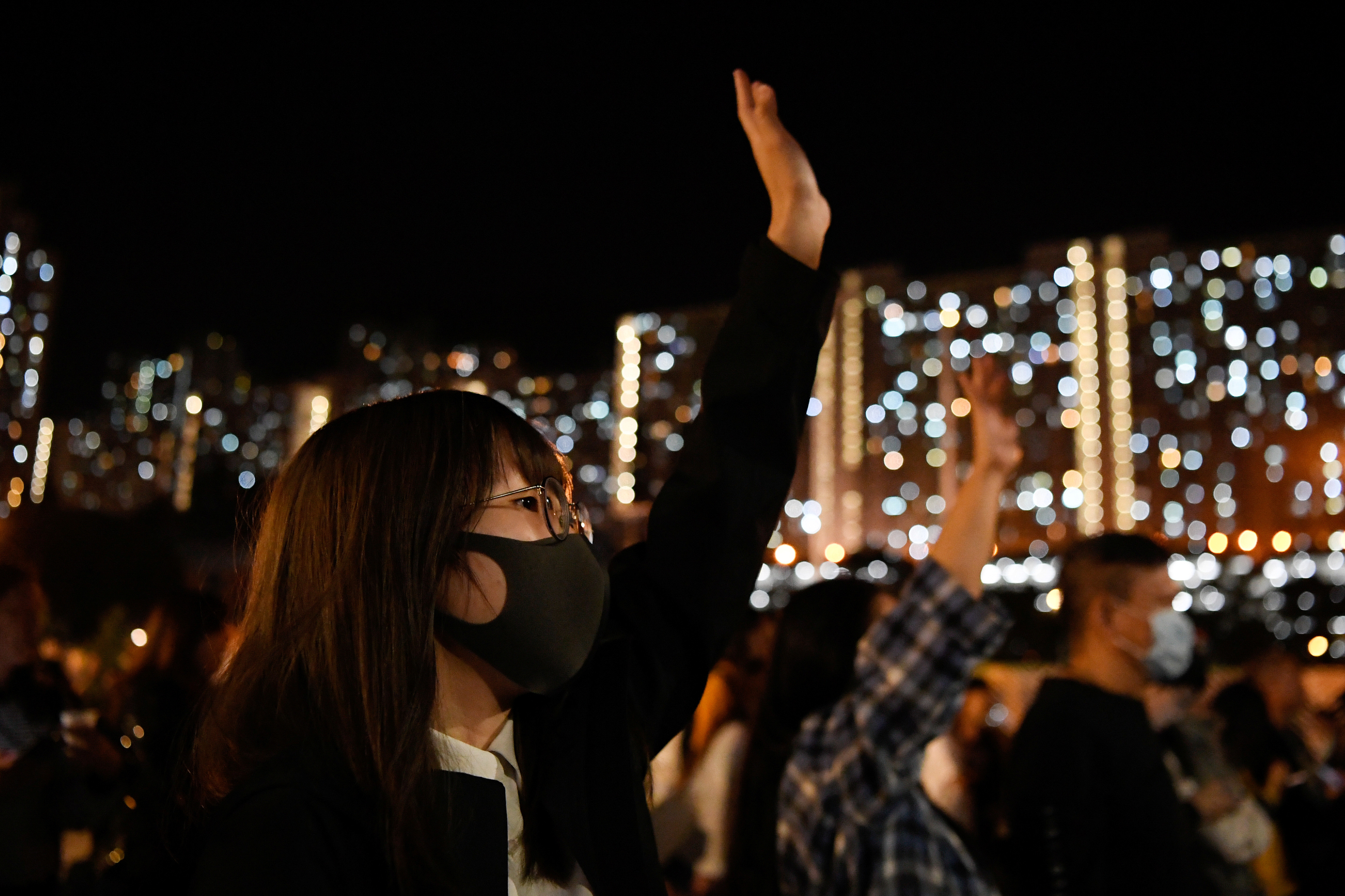 ▲▼示威者堵路擲汽油彈　防暴警放催淚彈驅散。（圖／路透）