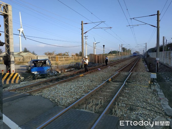 ▲▼台鐵苗栗山邊平交道事故，列車擦撞小貨車。（圖／記者黃孟珍翻攝）