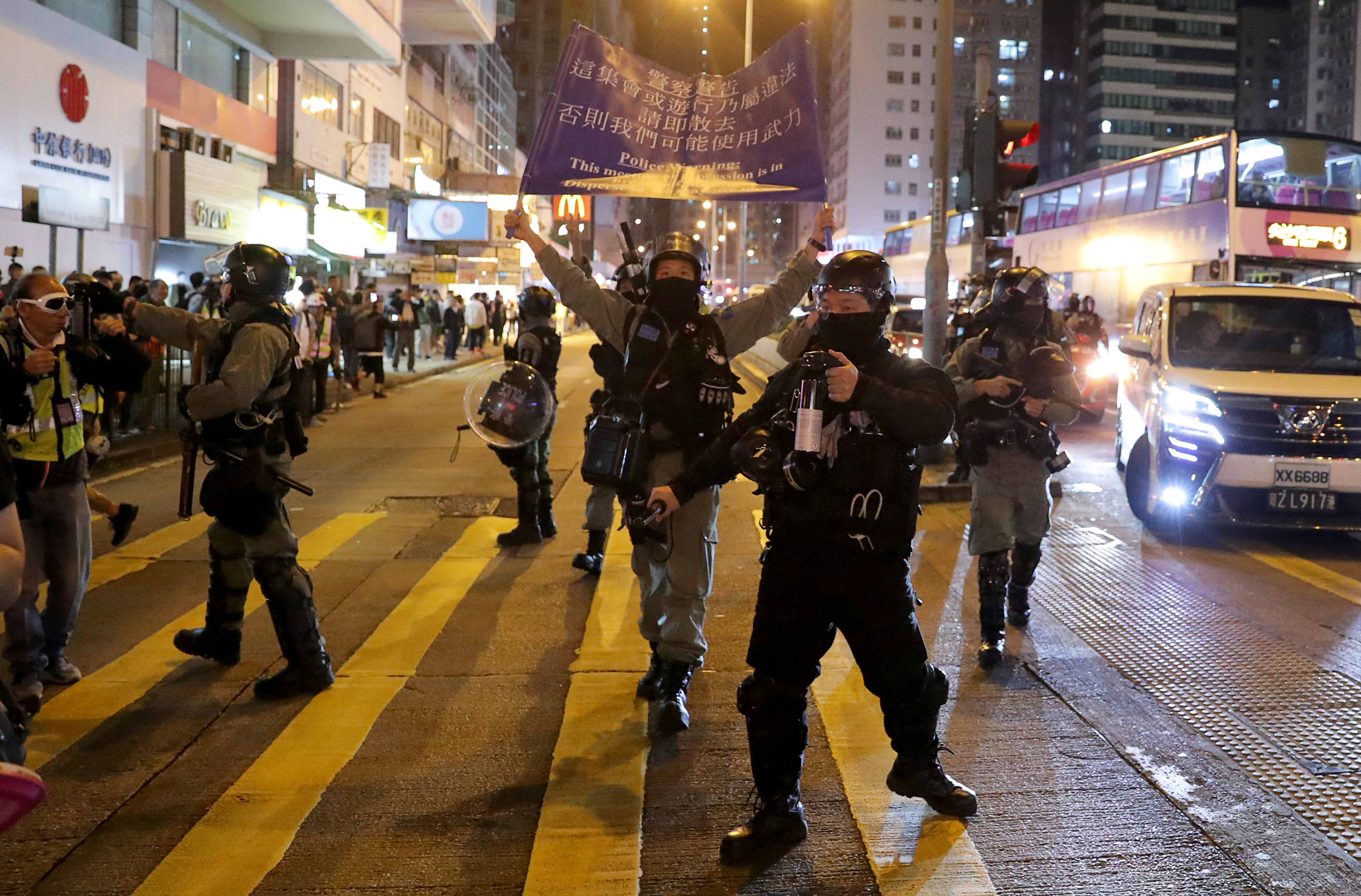 ▲香港示威者在旺角堵路，港警隨後前來驅趕。（圖／路透社）