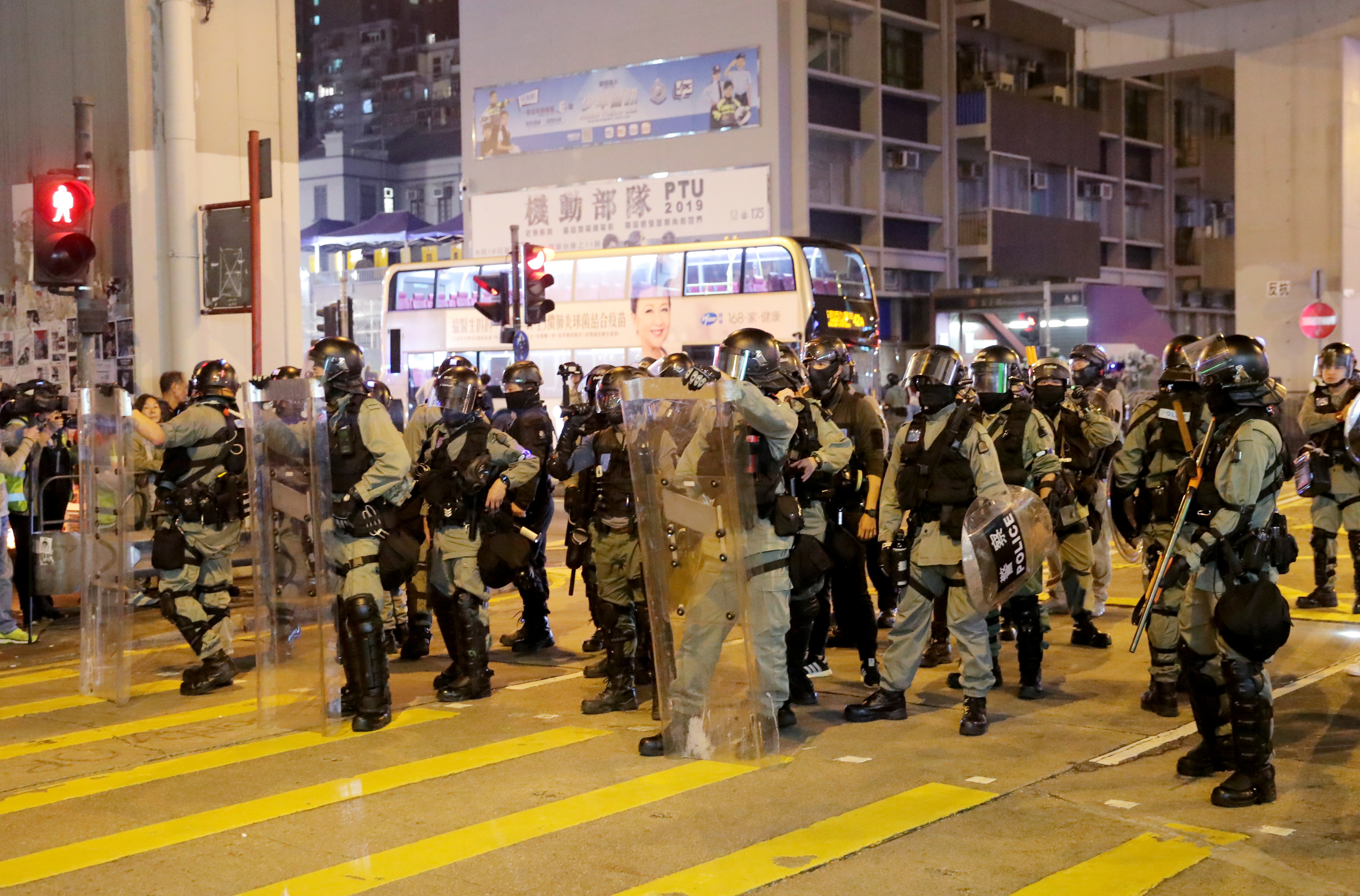 ▲香港示威者在旺角堵路，港警隨後前來驅趕。（圖／路透社）