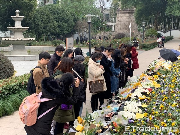 ▲▼高以翔粉絲自發到杭州殯儀館送花，並默哀致意。（圖／記者陳政錄攝）