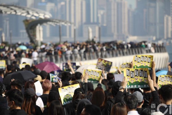 ▲香港1201有三場集會遊行，許多人潮走上街頭，港警發射催淚彈驅離人潮。（圖／香港01授權提供，下同）