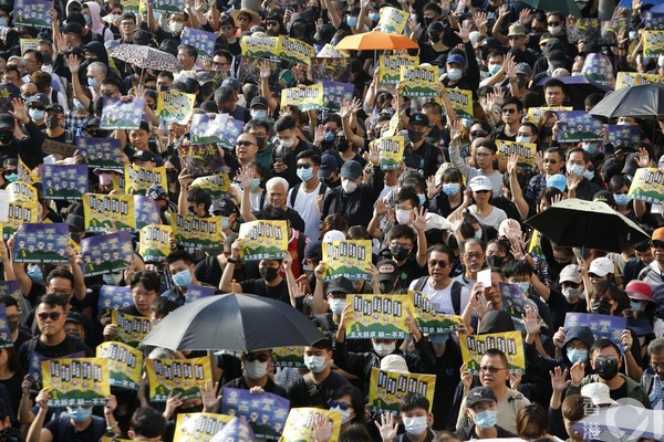 ▲香港1201有三場集會遊行，許多人潮走上街頭，港警發射催淚彈驅離人潮。（圖／香港01授權提供，下同）