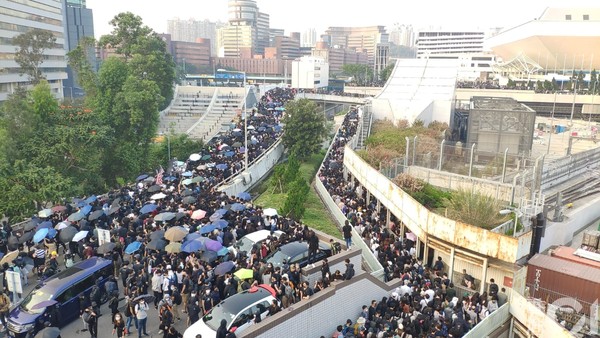 ▲香港1201有三場集會遊行，許多人潮走上街頭，港警發射催淚彈驅離人潮。（圖／香港01授權提供，下同）