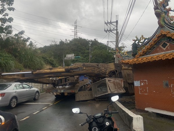 ▲男子駕車載怪手翻覆，險砸路旁宮廟