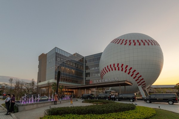 ▲獨特棒球球體造型的「名人堂花園大飯店」