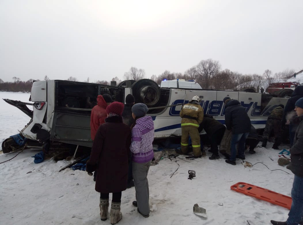▲▼俄羅斯巴士爆胎「失控墜橋撞結冰路面」　釀19死21傷。（圖／路透）