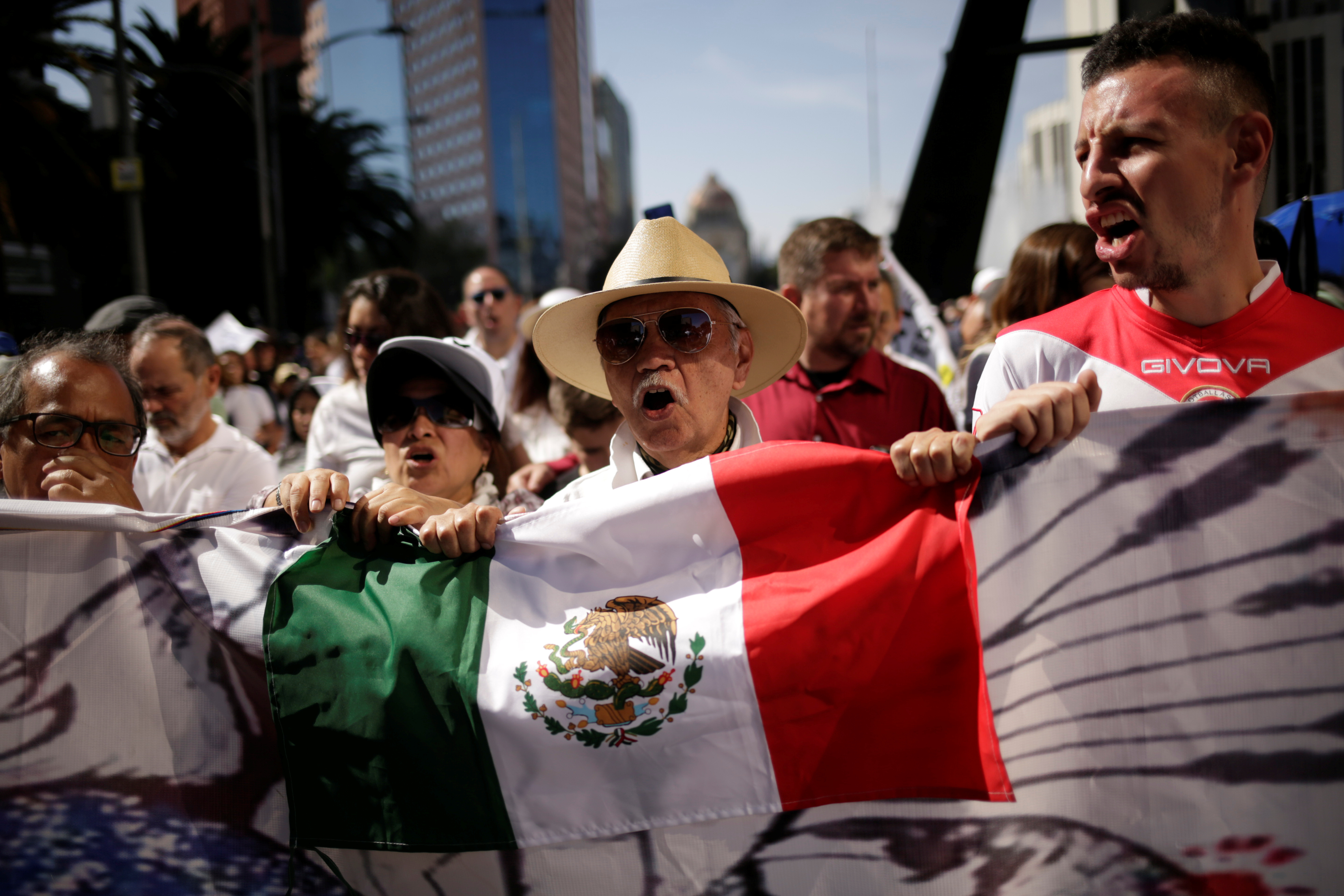 ▲▼墨西哥人民持國旗上街遊行，在總統羅培茲（Andres Manuel Lopez Obrador）上任滿一周年之際，發出「不要暴力」的怒吼。（圖／路透）