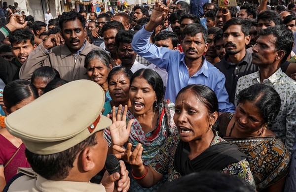 ▲印度26歲女獸醫被4男性侵焚屍，引爆眾怒。（圖／路透）