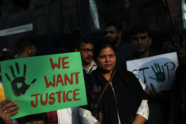 ▲印度26歲女獸醫被4男性侵焚屍，引爆眾怒。（圖／路透）