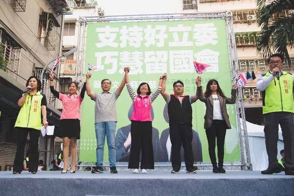 選區內的家長通通現身力挺 蘇巧慧:領先差距已拉開,繼續一路向前衝!(圖/「民主進步黨-蘇巧慧」提供) 選區內的家長通通現身力挺 蘇巧慧:領先差距已拉開,繼續一路向前衝!(圖/「民主進步黨-蘇巧慧」提供)