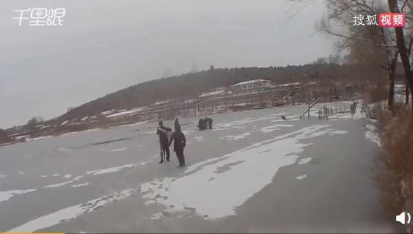 人夫冬天跳冰湖救受困妻　警方趕到現場愛妻卻喊：先救我！（圖／翻攝自搜狐視頻）