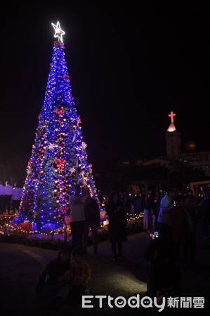▲▼高達9公尺色彩繽紛的聖誕樹，宣告12月聖誕月開跑。（圖／記者王兆麟翻攝，下同）