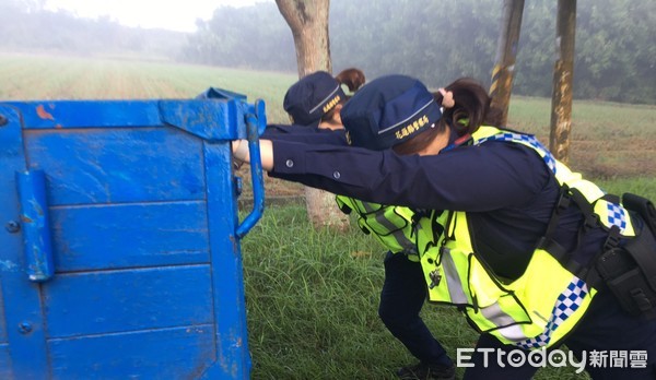 ▲▼為避免發生事故，2位女警在大霧籠罩下使出全身的力氣，把貨車推至路旁安全處所。（圖／玉里警分局提供，下同）