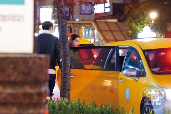 03：42 陳奕（左）帶著金凱德搭上門口排班計程車後，似乎發現有媒體跟拍。