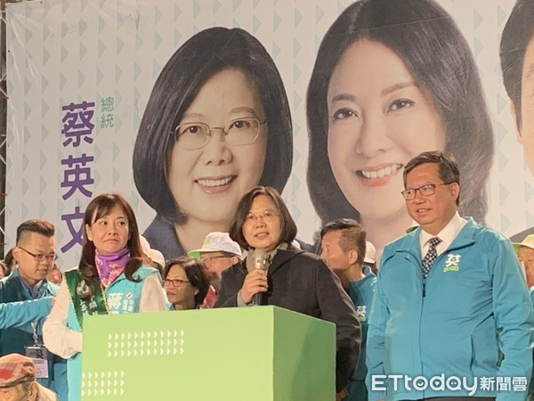 ▲蔡英文總統3日為桃園市立委參選人蔣絜安輔選站台時表示，未來四年政府照顧0至6歲幼兒與長照2.0都會再加碼。（圖／記者沈繼昌攝）