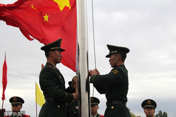 ▲▼新疆維吾爾自治區舉行賽馬比賽，開始前進行升旗典禮。（圖／CFP）