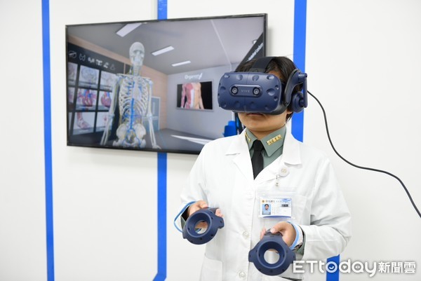 ▲宏達電DEEPQ攜手國防醫學院　首創全台最大MR解剖學教室。（圖／HTC提供）