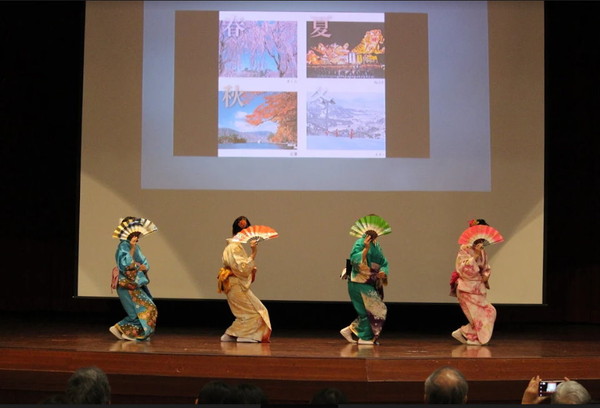 ▲▼張懿文指導的四位學生現場表演日本舞。（圖／世新大學提供）