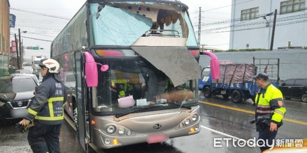 ▲▼北上2日遊第一天！桃園遊覽車撞上限高桿　12乘客受傷送醫。（圖／記者沈繼昌翻攝）