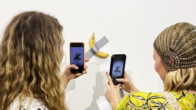 這根香蕉賣出365萬天價！藝術家詭異作品黏在博物館牆上　眾人搶著打卡