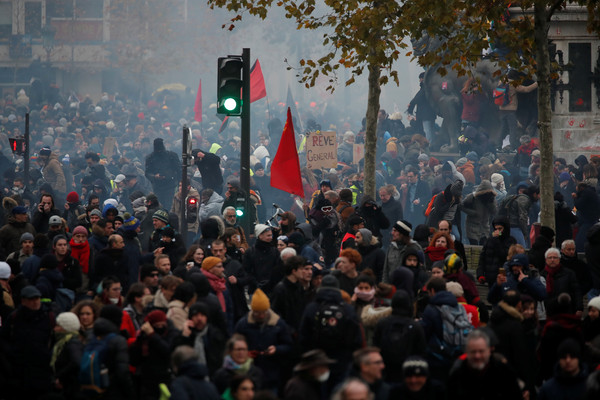 ▲法國超過80萬人抗議總統馬克宏提出的退休金改革，癱瘓交通。（圖／路透）