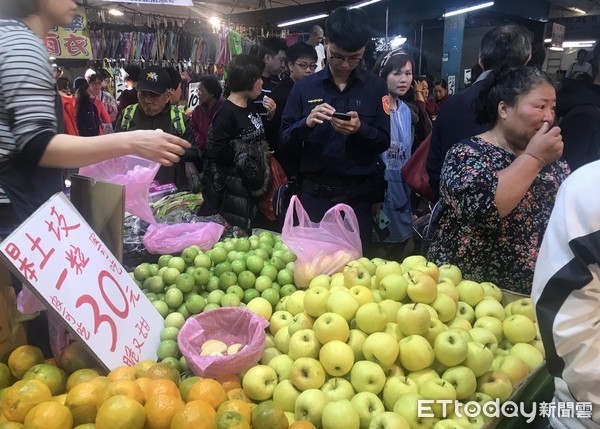 ▲桃園市蘆竹區陳姓婦人11月30日在南農傳統市場內涉嫌扒竊錢包，員警到場查明陳婦身分。（圖／記者沈繼昌翻攝）