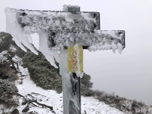 ▲南湖大山降下初雪。（圖／網友全世豪提供）