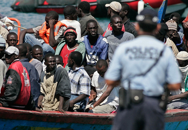 ▲西班牙加那利群島（Canary Island）警方與88名來自西非的移民。（圖／達志影像／美聯社）