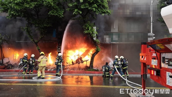 ▲林森北路大厦，一樓全面燃燒，現在搶救中。（圖／記者黃彥傑攝）