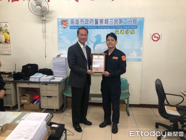 ▲▼ 張姓員警接受肯定及表揚 。(圖/記者翁進忠翻攝) ▲▼ 張姓員警接受肯定及表揚 。(圖/記者翁進忠翻攝)