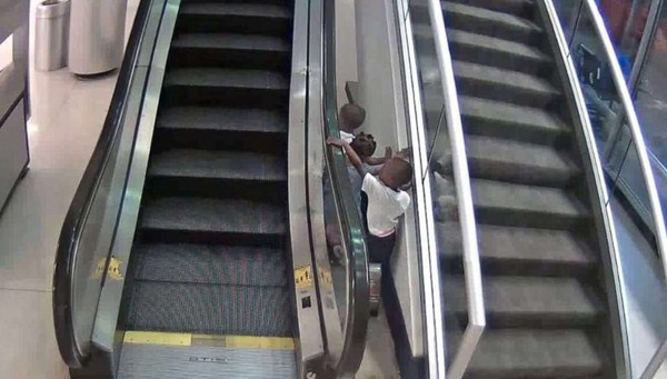 ▲▼美國3歲男童考瓦特（Jaiden Cowart）在手扶梯玩耍不慎摔落死亡。（圖／翻攝自推特／Cedar Posts）