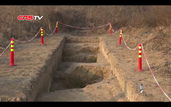▲考古人員在今年夏天秦咸陽城遺址核心保護區發現了石鎧甲製作遺存。（圖／翻攝自YouTube／CHINA LIVE）