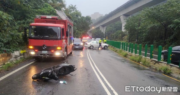 ▲桃園市龜山區7日清晨鄭姓男子駕車疑因天雨路滑撞上機車，導致騎士翻落對向3公尺水溝。（圖／記者沈繼昌翻攝）