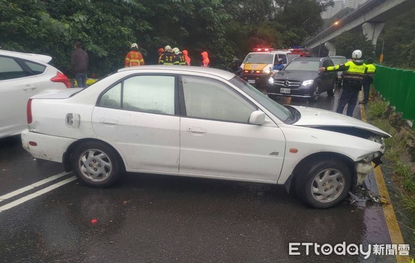 ▲桃園市龜山區7日清晨鄭姓男子駕車因天雨路滑自撞還撞上機車，導致車頭毀損。（圖／記者沈繼昌翻攝）