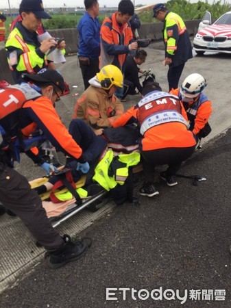 ▲台中市第二分局警車，車禍翻落路旁邊坡，車上2名警員及1名人犯受傷，3人意識清醒送醫暫無生命危險。（圖／記者林悅翻攝，下同）