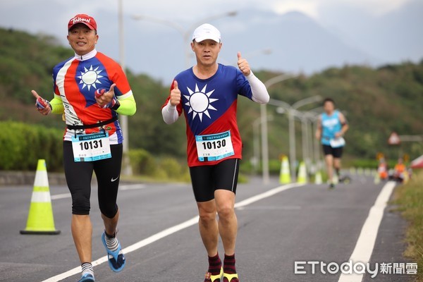 ▲花蓮太平洋縱谷馬拉松從美崙田徑場熱力開跑，清晨五點多，選手無畏低溫，逾六千人在台灣最美的193縣道出發。（圖／花蓮市公所提供，下同）