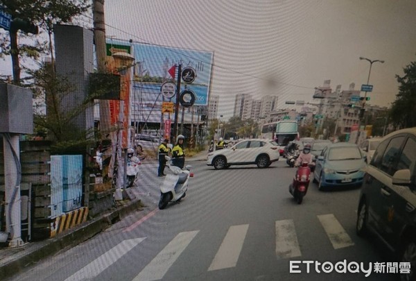 ▲台中市第二分局警車，車禍翻落路旁邊坡，車上2名警員及1名人犯受傷，3人意識清醒送醫暫無生命危險。（圖／記者林悅翻攝，下同）