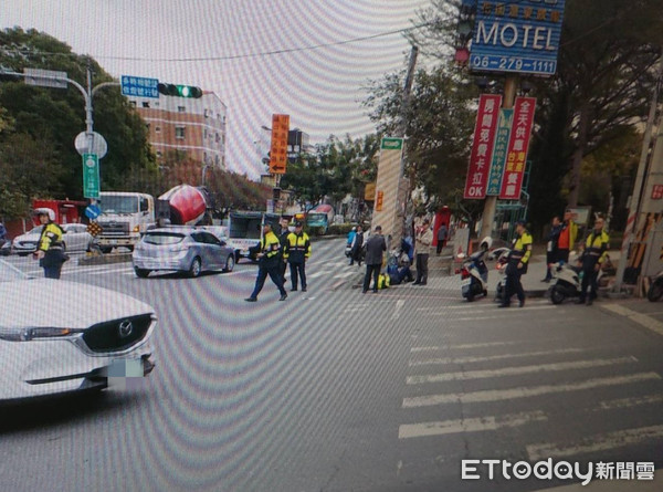 ▲台中市第二分局警車，車禍翻落路旁邊坡，車上2名警員及1名人犯受傷，3人意識清醒送醫暫無生命危險。（圖／記者林悅翻攝，下同）