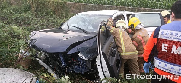 ▲台中市第二分局警車，車禍翻落路旁邊坡，車上2名警員及1名人犯受傷，3人意識清醒送醫暫無生命危險。（圖／記者林悅翻攝，下同）