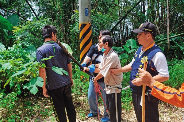 警方帶凶手陳文釧重回現場，模擬用木棍打死同居人的經過。（翻攝畫面）