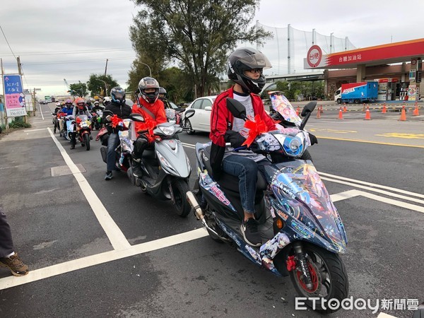 ▲台南有一對新人結婚，朱姓新郎倌，號召好友組成「痛車」迎親車隊，數十部各式動漫「痛車」，浩浩蕩蕩前往迎親，過程吸引眾多路人駐足圍觀，讓這對新人留下深刻美好的回憶。（圖／記者林悅攝，下同）