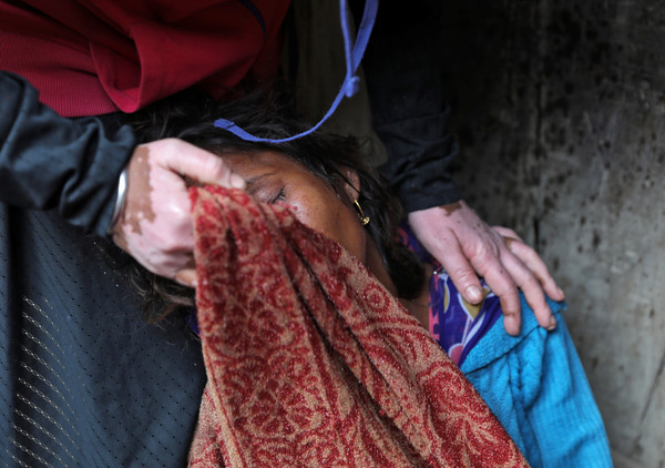 ▲▼ 印度北方邦烏納奧（Unnao）一名20多歲女子5日上午前往法庭的路途中，被5名男子毆打、刺傷並澆油點火，全身90%燒傷不治。圖為死者親屬。（圖／路透）
