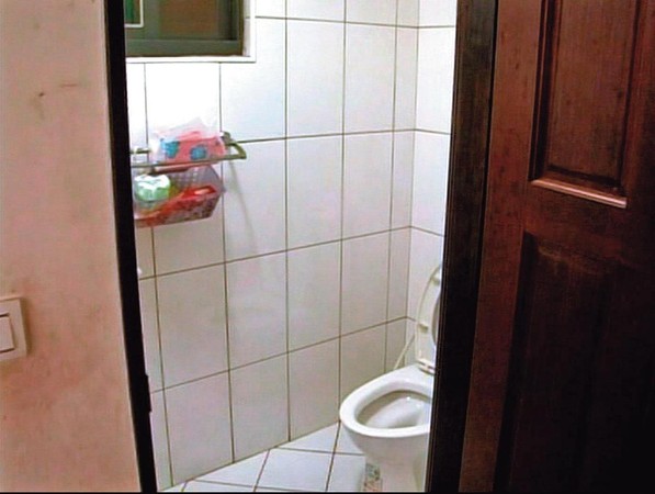 黃郁玲告訴警方，她懷疑丈夫在浴室上吊，但浴室根本沒有可懸梁之處。（警方提供）