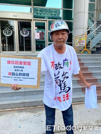 ▲民俗專家廖大乙戴鋼盔前往台南地檢署出庭，他怒嗆2020年蔡英文不要再選總統了。（圖／記者林悅翻攝，下同）