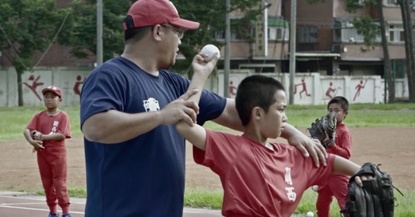 ▲▼中信金在Home Run Taiwan粉絲團推出以棒球為主題的影片「30號爸爸－小小兵」，細膩描繪少棒隊教練教導小球員最基本的棒球基礎動作，肯定為基層棒球奉獻的每位人物。圖／中信金提供）