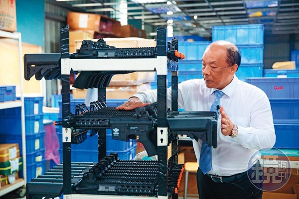 廖英熙檢視工廠的玩具槍，最自豪台灣製作的品質，堅持產業不外移。
