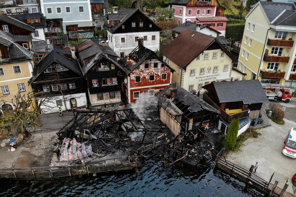 ▲▼ 奧地利著名旅遊小鎮哈修塔特（Hallstatt）11月30日遭大火肆虐，至少4棟木屋嚴重毀損。（圖／達志影像／EPA）