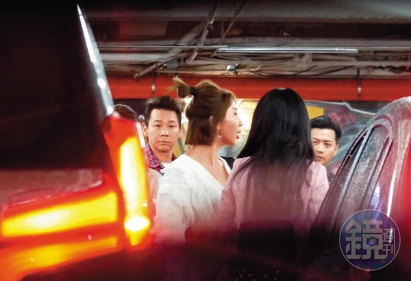 11/28 21:52,陶喆最後下車,領著一群妹子繼續K歌玩樂。